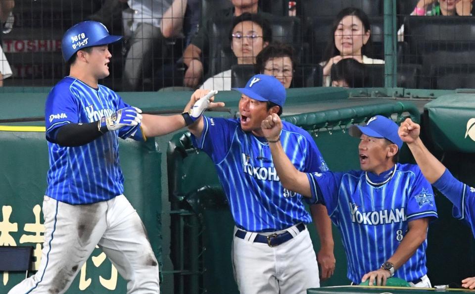 　５回、勝ち越し２ランを放った牧（左）を迎える三浦監督（右）＝撮影・中田匡峻