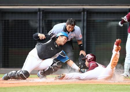 　７回、本塁を狙うもアウトになる二走・村林（撮影・中島達哉）