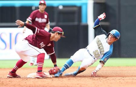 　９回、清宮の右飛のタッチアップで二塁を狙うもアウトになる一走・五十幡（撮影・中島達哉）