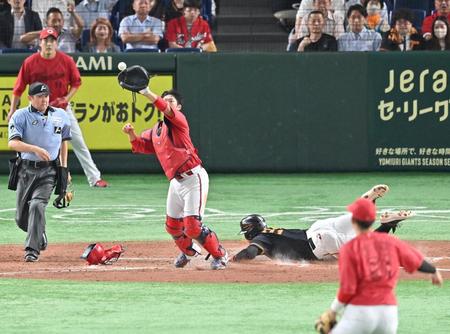 　４回、吉川の中犠飛で生還する三走・岡本和