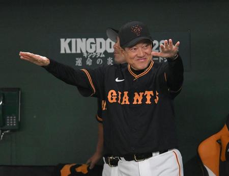 　４回、吉川の中犠飛で三走・岡本和が生還し、ご満悦の原監督（撮影・伊藤笙子）