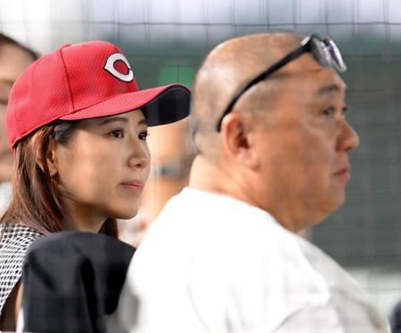 　夫の極楽とんぼ・山本圭壱（右）とともに巨人対広島戦を観戦する西野未姫（撮影・伊藤笙子）