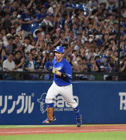 　６回、宇佐見は右越えに勝ち越しの１号ソロを放つ（撮影・佐藤厚）