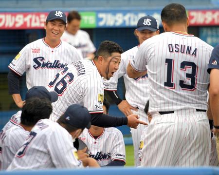 　顔に落書きをして声出しをする三ツ俣（中央）＝撮影・佐藤厚