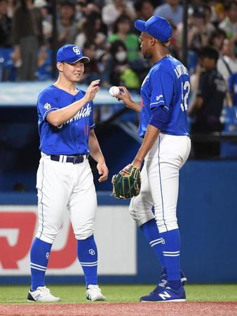 　マルティネス（右）からウイニングボールを渡される小笠原（撮影・佐藤厚）