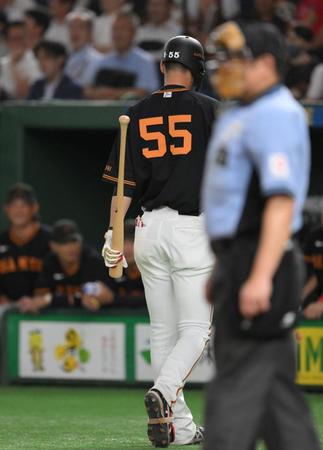 　９回、空振り三振に倒れ、ベンチへ下がる秋広（撮影・伊藤笙子）