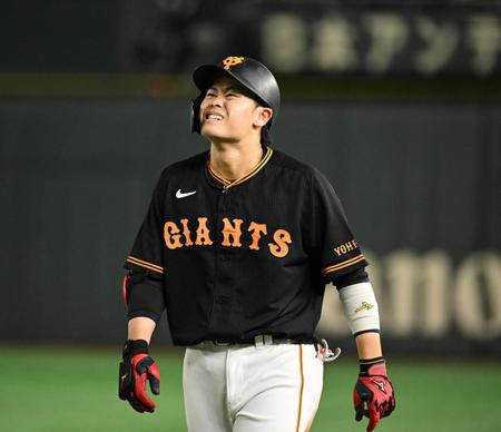 　９回、投ゴロに倒れベンチに戻る中山