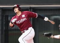 　１回、先制適時打を放つ浅村（撮影・中島達哉）