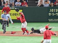 　４回、吉川の中犠飛で生還する三走・岡本和