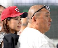 　夫の極楽とんぼ・山本圭壱（右）とともに巨人対広島戦を観戦する西野未姫（撮影・伊藤笙子）