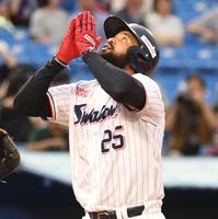 　２回、中越えに先制ソロを放ち、天を仰ぐサンタナ（撮影・佐藤厚）