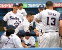 　顔に落書きをして声出しをする三ツ俣（中央）＝撮影・佐藤厚