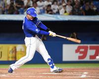 　８回、石川昂は左線に適時二塁打を放つ（撮影・佐藤厚）