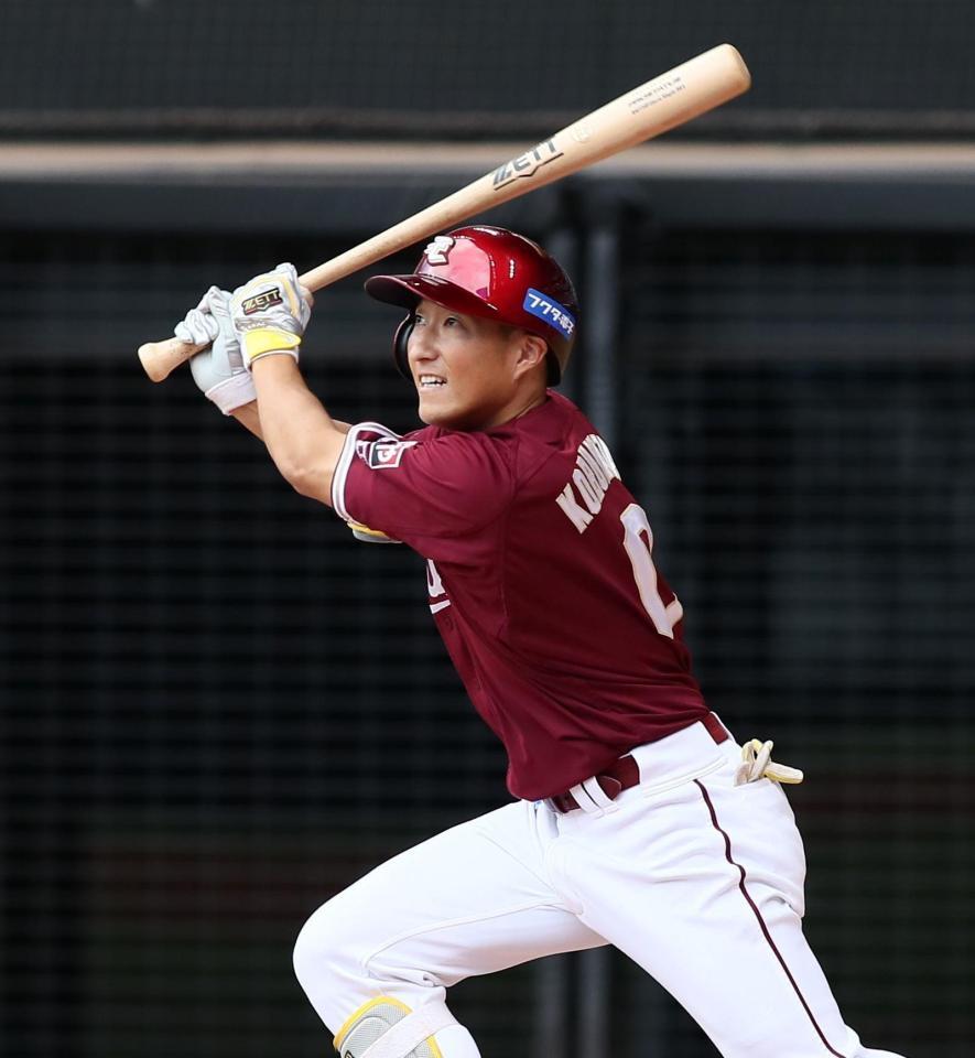 　９回、勝ち越し適時打を放つ小深田（撮影・中島達哉）