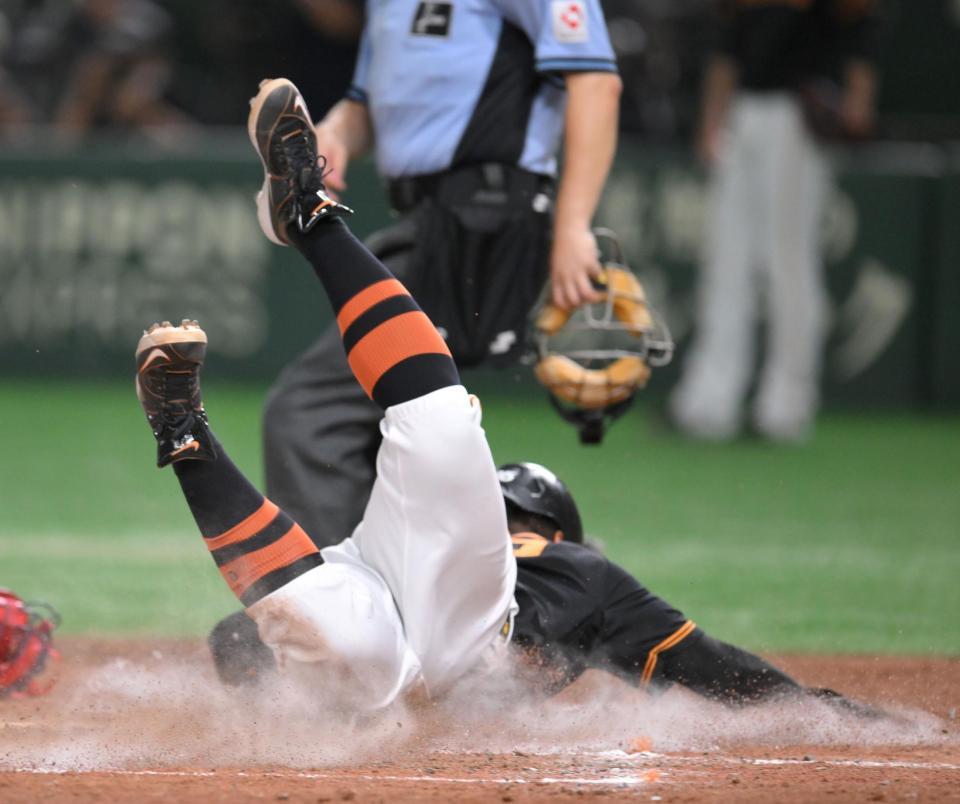 　４回、吉川の中犠飛で生還する三走・岡本和（撮影・伊藤笙子）