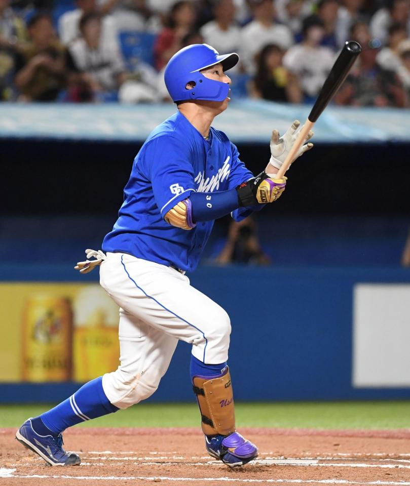 　６回、宇佐見は右越えに勝ち越しの１号ソロを放つ（撮影・佐藤厚）