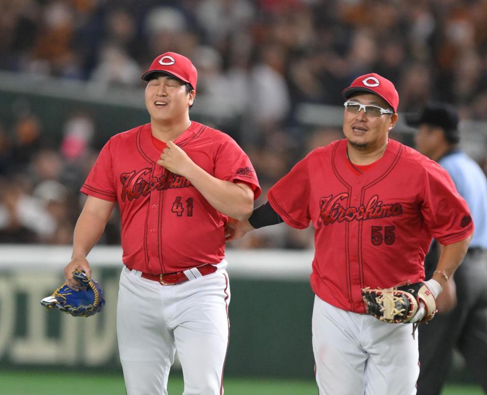 　９回、中山を投ゴロに打ち取り、安どの表情を見せる矢崎（左）＝撮影・伊藤笙子