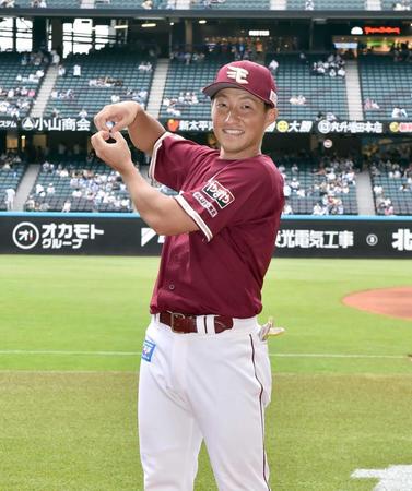 　チーム８連勝となり笑顔の小深田（撮影・中島達哉）