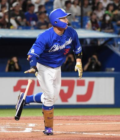 　６回、宇佐見は右越えに勝ち越しの１号ソロを放つ（撮影・佐藤厚）