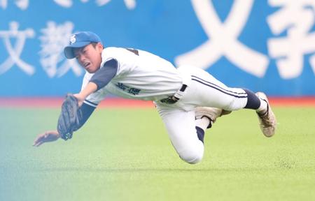 　１回、小山の左飛を好捕する新宿・野口（撮影・吉澤敬太）