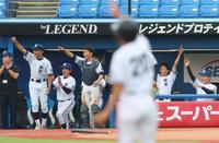 　６回、渡辺の適時打で１１点目を奪い、大喜びの新宿ナイン（撮影・吉澤敬太）