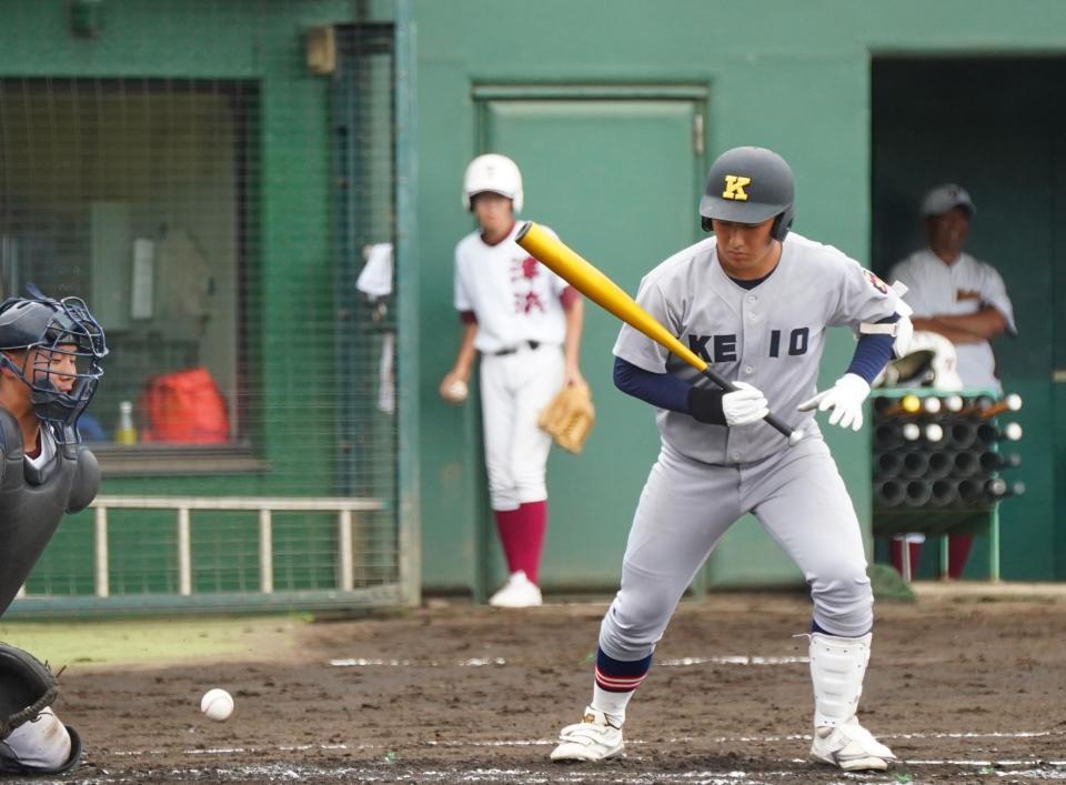 　３回、四球を選ぶ慶応・清原勝児（撮影・高石航平）