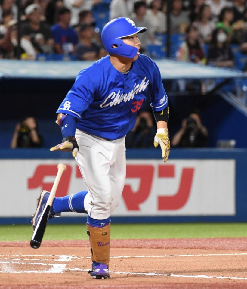 　６回、宇佐見は右越えに勝ち越しの１号ソロを放つ（撮影・佐藤厚）