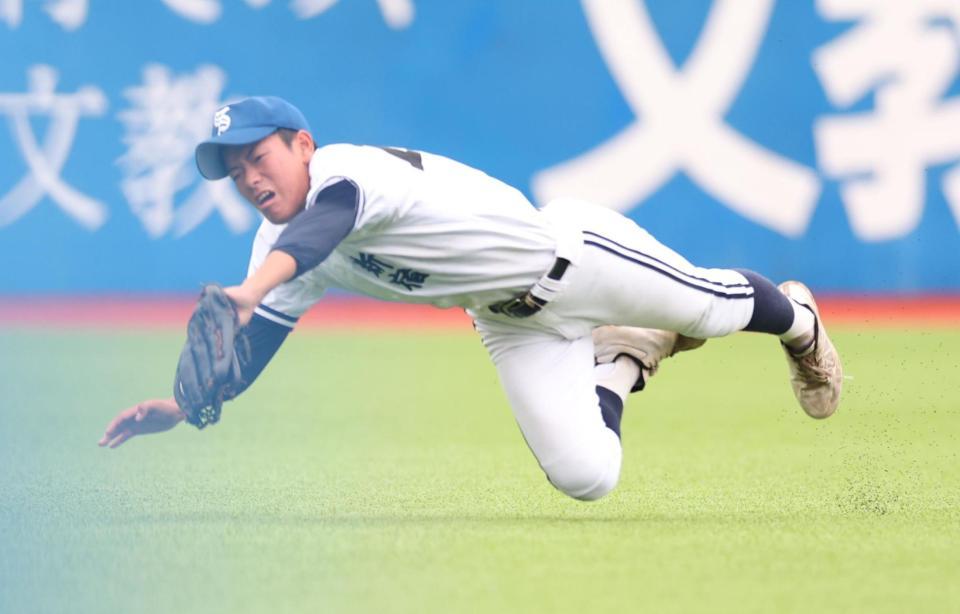 　１回、小山の左飛を好捕する新宿・野口（撮影・吉澤敬太）