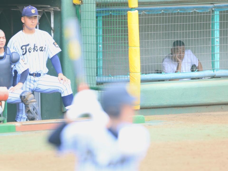 　試合に臨むナインを見つめる東海大菅生・若林弘泰顧問（右奥）＝撮影・吉澤敬太