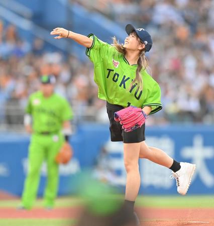 　始球式をするばんばんざい・流那（撮影・西岡正）