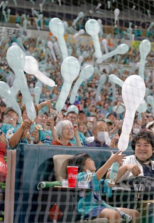 　７回の攻撃前にジェット風船を飛ばすソフトバンクファンら。４年ぶりに使用が解禁された