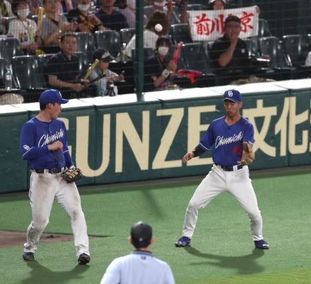 　５回、前川の飛球をお見合いする石川昂（左）と龍空（撮影・山口登）