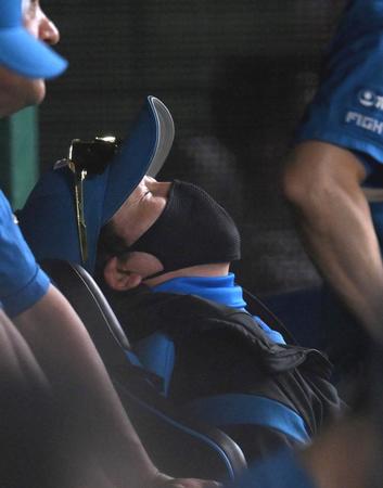 　６回、先発・上沢がピンチを迎え、天を仰ぐ新庄監督（撮影・伊藤笙子）