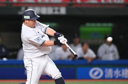 　９回、センターへサヨナラ適時二塁打を放つ中村（撮影・伊藤笙子）