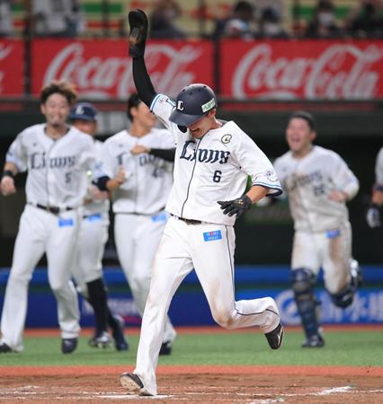 　９回、中村の適時二塁打でサヨナラのホームを踏む二走・源田（中央）＝撮影・伊藤笙子