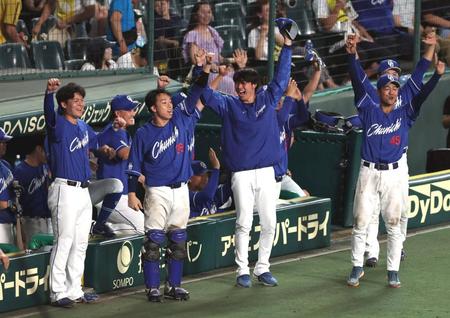 　１０回、勝ち越しに喜ぶ高橋宏（中央）ら中日ナイン（撮影・山口登）