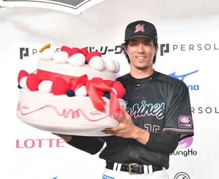 　お立ち台でバースデーケーキのクッションを手に会心の笑みを浮かべる岡（撮影・開出牧）