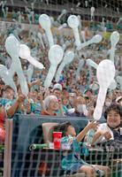 　７回の攻撃前にジェット風船を飛ばすソフトバンクファンら。４年ぶりに使用が解禁された