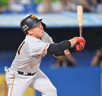 　６回、空振り三振に倒れる浅野（撮影・西岡正）