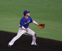 　６回、佐藤輝の打球をエラーする村松（撮影・山口登）