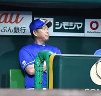 　５回、龍空と石川昂が前川の邪飛をお見合いし、ベンチで渋い表情の立浪監督（撮影・中田匡峻）