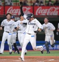 　９回、中村の適時二塁打でサヨナラのホームを踏む二走・源田（中央）＝撮影・伊藤笙子