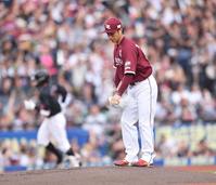 　１回、中村奨（後方）に先制の左越え２ランを打たれた辛島（撮影・開出牧）