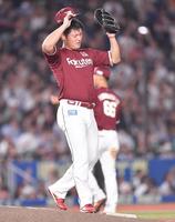 　８回、岡に勝ち越しの適時三塁打を打たれた安楽（撮影・開出牧）