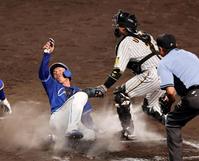 　１０回、大島の右前打で送球が乱れ一塁走者の福永も生還する（撮影・山口登）