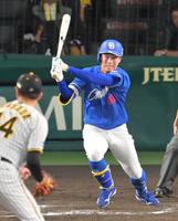 　９回、右前へ同点に追いつく２点適時打を放つ岡林（撮影・立川洋一郎）