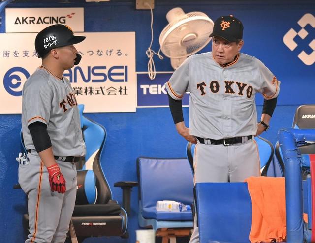 【写真】ベンチの浅野　厳しい表情の監督の前で直立不動