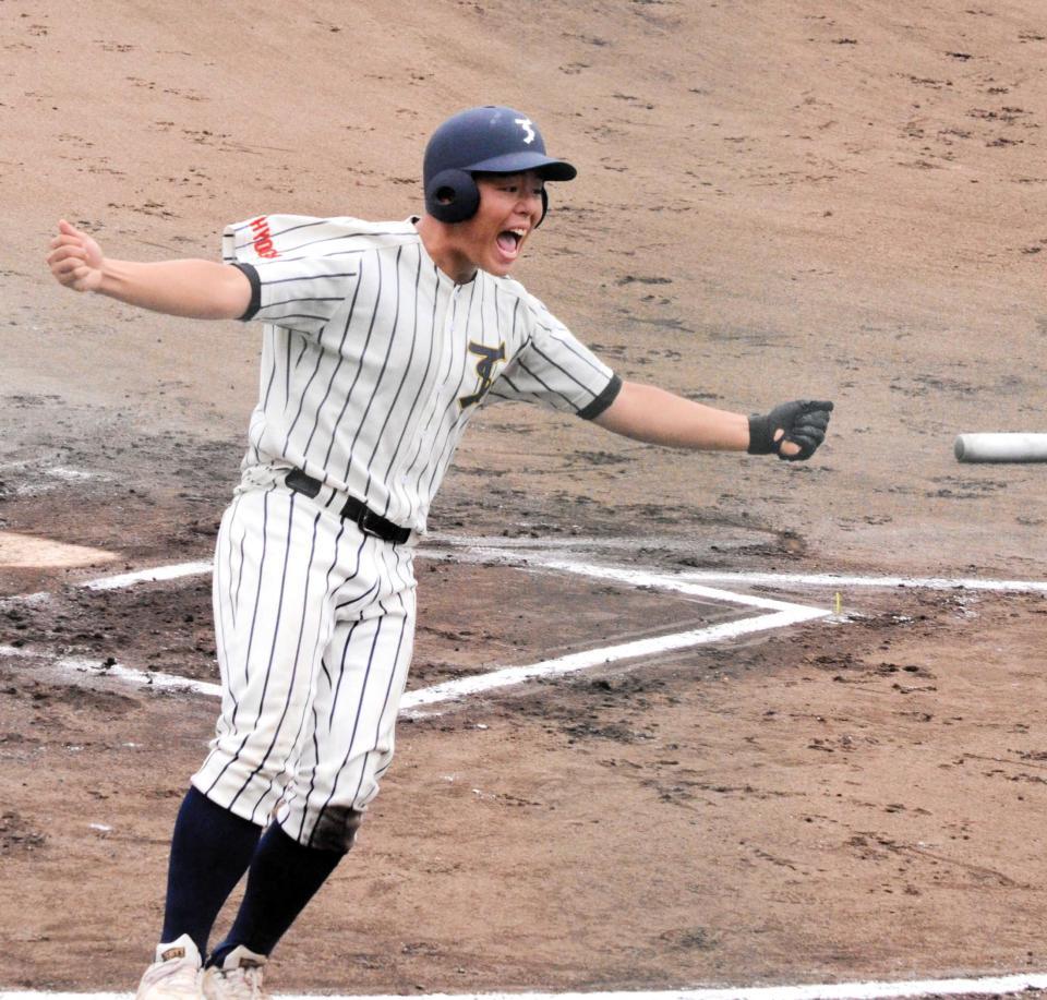 豊岡総合 大会初の継続試合で九回逆転サヨナラ勝利 石田監督