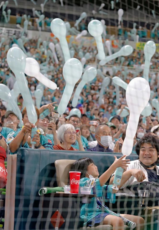 　７回の攻撃前にジェット風船を飛ばすソフトバンクファンら。４年ぶりに使用が解禁された