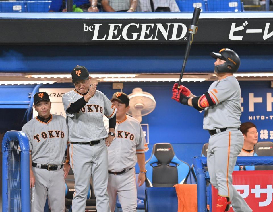 　６回、代打・浅野（右）を告げる原監督（撮影・西岡正）